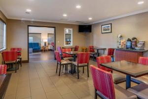 a dining room with tables and chairs in a restaurant at Comfort Inn Columbia Gorge in The Dalles