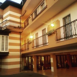 un condominio con balconi, tavoli e finestre di Hotel Trotter a Leno