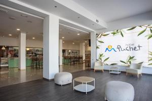 una hall di un ristorante con sedie e tavoli di Hotel Puchet Ibiza a San Antonio