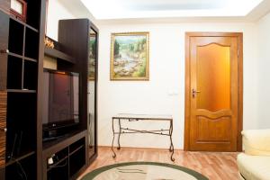 ein Wohnzimmer mit einem TV und einer Tür in der Unterkunft Zankovetska,6 Street in Uschhorod