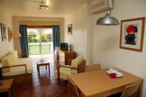 a living room with a table and a dining room at Alagoa Azul in Altura