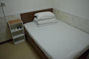 Uma cama ou camas num quarto em Astronaut's Hotel