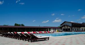 una fila de tumbonas junto a una piscina en Aqua Club Elatis, en Avrig