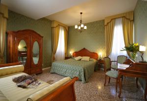 sypialnia z łóżkiem, biurkiem i pianinem w obiekcie B&B Al Palazzetto w Wenecji