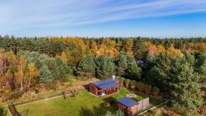 an overhead view of a cabin in the middle of a forest at WestfalowaChatka domek z jacuzzi in Sasino