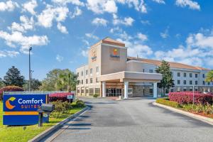a front view of a building with a comfort suites sign at Comfort Suites Brunswick in Brunswick