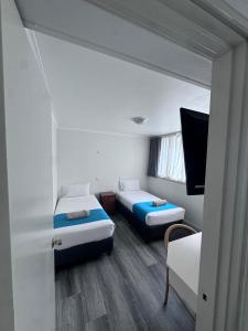 a room with two beds and a tv in it at Citigate Motel Newcastle in Newcastle +60 photos