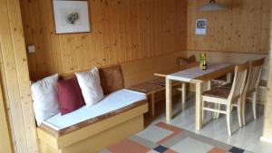 Zimmer mit einem Sofa, einem Tisch, einem Tisch und Stühlen in der Unterkunft Haus Felder Schoppernau in Schoppernau