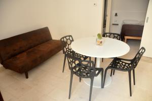 プティニャーノにあるPorta Barsentoのリビングルーム(テーブル、椅子、ソファ付)