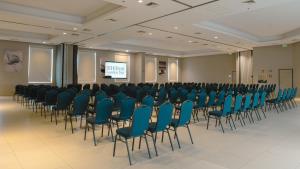 a conference room with blue chairs and a screen at Hilton Garden Inn Veracruz Boca del Rio in Veracruz +123 photos