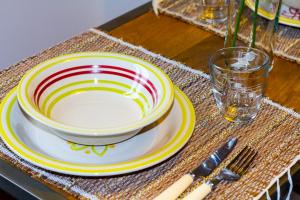 una ciotola e un piatto su un tavolo con un bicchiere di La Casa di Marti a Roma