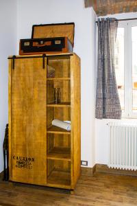 um armário de madeira com uma caixa em cima em La Casa di Marti em Roma