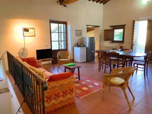 ein Wohnzimmer mit Sofa und ein Esszimmer in der Unterkunft Borgo Bottaia in Grassina
