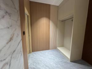 a room with a marble wall and a walk in closet at Firdaus Cafe& Hotel in Ban Bo So