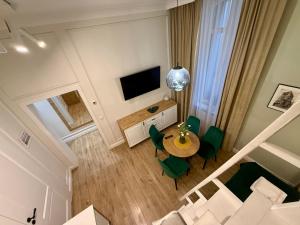 an overhead view of a living room with a table and a television at Apartamenty Katarzynki by Rentoom in Toruń
