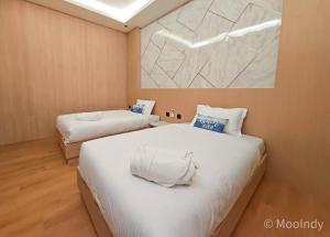 a room with two beds and a painting on the wall at Firdaus Cafe& Hotel in Ban Bo So