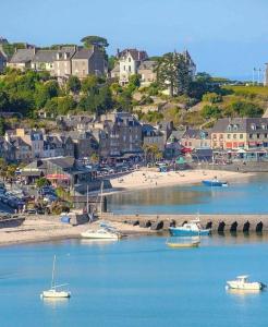 a group of boats in the water near a beach at Atelier Cancalais - Hypercentre, maison de ville in Cancale