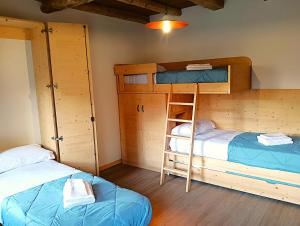 two bunk beds and a ladder in a room at La Casa dei Nonni in Caralte