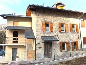 a building with a fence in front of it at La Casa dei Nonni in Caralte