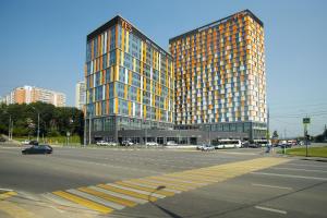 モスクワにあるSalt City Moscow Apartmentの市道脇の高層ビル2棟