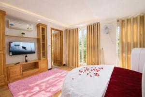 a bedroom with a bed and a flat screen tv at Kim Hoàn Hotel Phan Rang in Phan Rang–Tháp Chàm
