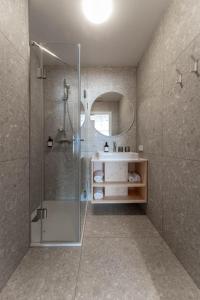 ein Badezimmer mit Glasdusche und Waschbecken in der Unterkunft Karlingerhaus Hotel Hostel Home in Königswiesen + 73 Fotos