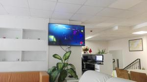 TV a/nebo společenská místnost v ubytování Merkez Otel