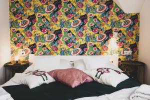 a bedroom with a bed with a floral wallpaper at Sipos Borház és Vendégház in Badacsonyörs +46 photos