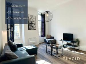 a living room with a couch and a tv at LE WLÉRICK LUMINEUX - Spacieux - Hyper Centre in Mont-de-Marsan +12 photos