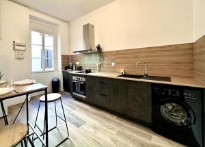 a kitchen with a sink and a washing machine at LE WLÉRICK LUMINEUX - Spacieux - Hyper Centre in Mont-de-Marsan