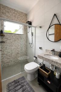 a bathroom with a toilet and a shower and a sink at Casa Lago da Dinda 3 in Espirito Santo Do Pinhal +14 photos