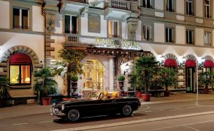 a black car parked in front of a building at Hotel Halm Konstanz in Konstanz