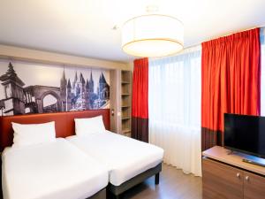 TV a/nebo společenská místnost v ubytování B&B HOME Caen Centre Gare