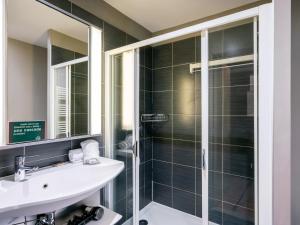 Koupelna v ubytování B&B HOME Caen Centre Gare + 32 fotografií