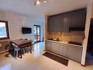 a kitchen with a table and a dining room at Casa del Capitano Hilton in Isolaccia