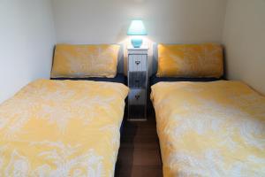 two beds sitting next to each other in a room at Tiny House - Camping am Lippesee in Paderborn