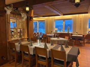 a dining room with tables and chairs in a restaurant at Landgasthof Freiberger in Schnabelwaid