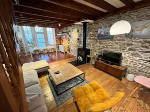 a living room with a couch and a stone wall at Guynemer 8pers in Nantes