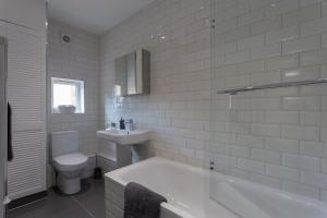 Koupelna v ubytování Hastings House - Modern 2 Bedroom House in Central Luton & Near Airport + 16 fotografií