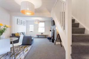 Posezení v ubytování Hastings House - Modern 2 Bedroom House in Central Luton & Near Airport
