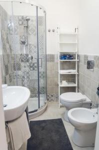 ein Bad mit einer Dusche, einem WC und einem Waschbecken in der Unterkunft Casa Diaz in Syrakus