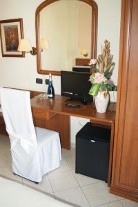 TV in/ali zabaviščno središče v nastanitvi Hotel Elio