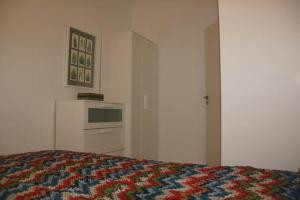 ein Schlafzimmer mit einem Bett und einem Backofen. in der Unterkunft Garden Apartment in Lissabon