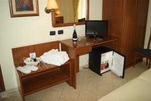 TV in/ali zabaviščno središče v nastanitvi Hotel Elio