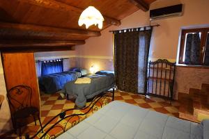 een slaapkamer met 3 bedden in een kamer bij Giucalem La Casa Negli Orti in Piazza Armerina