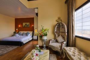 ein Schlafzimmer mit einem Bett, einem Stuhl und einem Fenster in der Unterkunft Hotel Essencia in Dumaguete + 66 Fotos