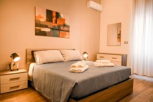 a bedroom with a bed with two towels on it at Casa MoniK in Brindisi
