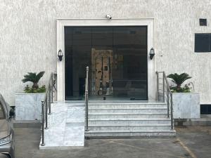 Muka bangunan atau pintu masuk مدنايت -midnight