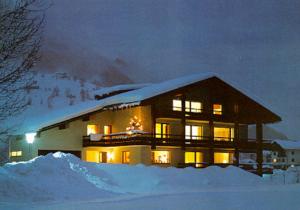 a house in the snow at night at Haus Bruegge in Mellau