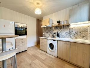 a kitchen with a washing machine and a washer at Le Bohème - hyper centre - cosy in Mont-de-Marsan